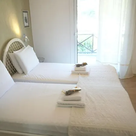 Delfini Villa, Beachfront 2-bdrm Maisonette בית נופש פוסידי