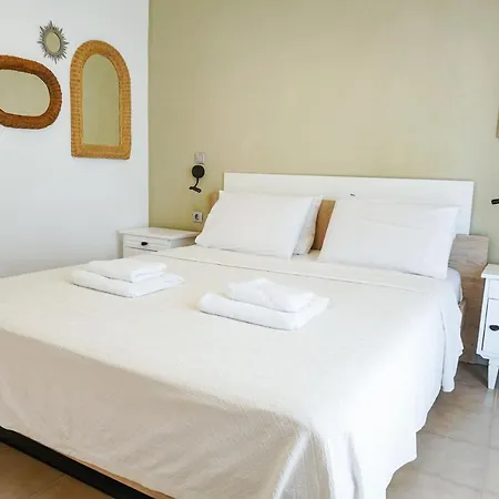 Delfini Villa, Beachfront 2-bdrm Maisonette בית נופש *