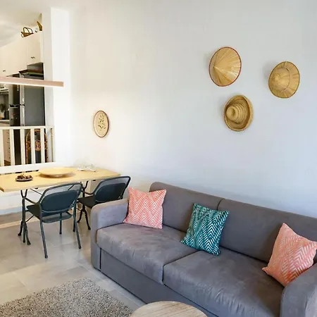 בית נופש Delfini Villa, Beachfront 2-bdrm Maisonette *