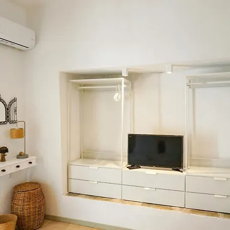Delfini Villa, Beachfront 2-bdrm Maisonette בית נופש פוסידי