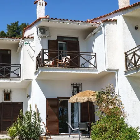 בית נופש Delfini Villa, Beachfront 2-bdrm Maisonette *