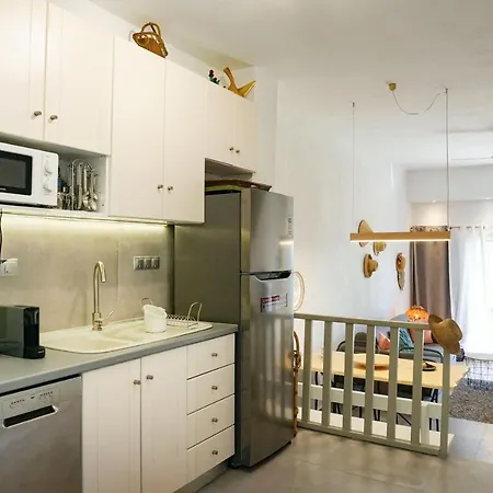 Delfini Villa, Beachfront 2-bdrm Maisonette בית נופש פוסידי