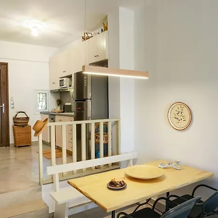 בית נופש Delfini Villa, Beachfront 2-bdrm Maisonette פוסידי