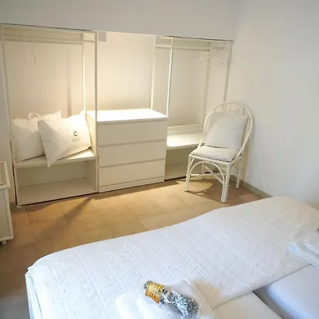 בית נופש Delfini Villa, Beachfront 2-bdrm Maisonette