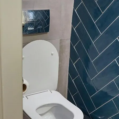 Delfini Villa, Beachfront 2-bdrm Maisonette בית נופש
