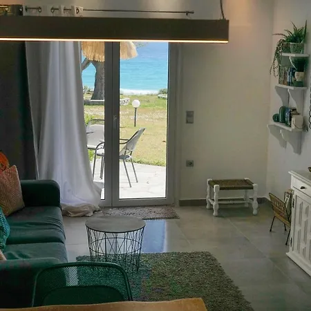 בית נופש Delfini Villa, Beachfront 2-bdrm Maisonette פוסידי