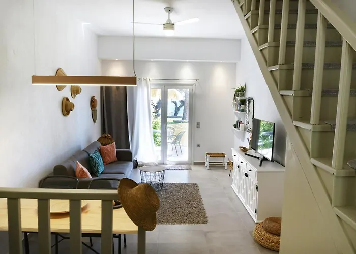 Delfini Villa, Beachfront 2-bdrm Maisonette *