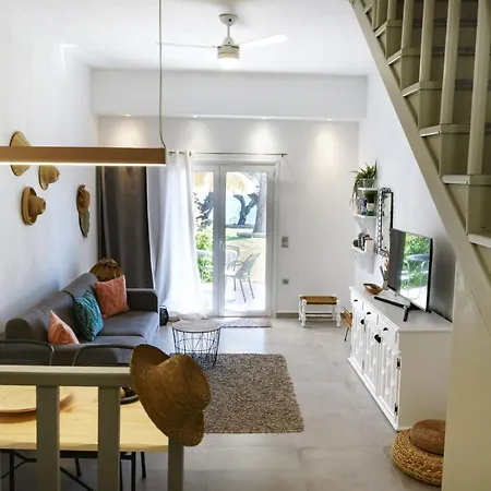 Delfini Villa, Beachfront 2-bdrm Maisonette *