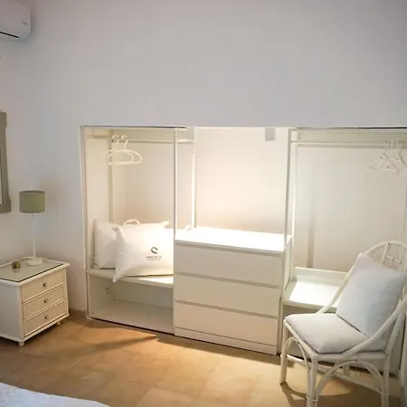 Delfini Villa, Beachfront 2-bdrm Maisonette