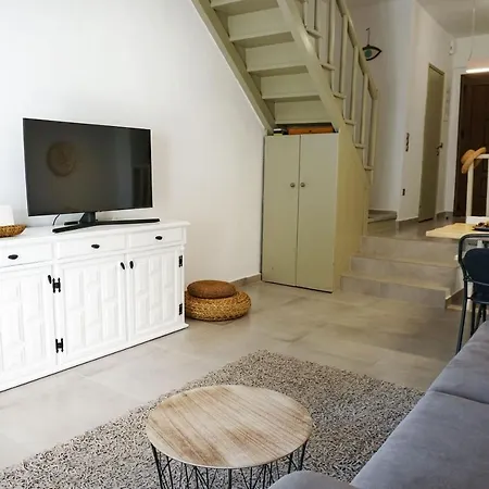 Delfini Villa, Beachfront 2-bdrm Maisonette