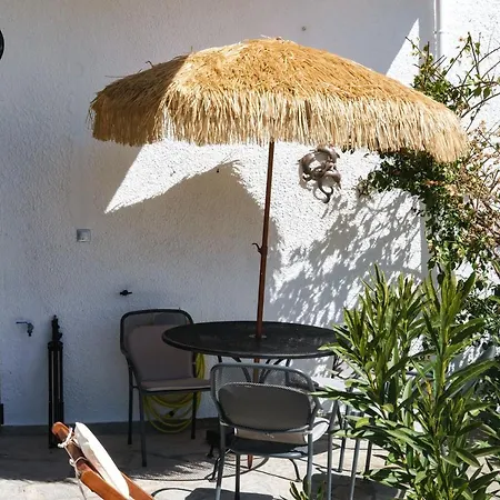 Delfini Villa, Beachfront 2-bdrm Maisonette