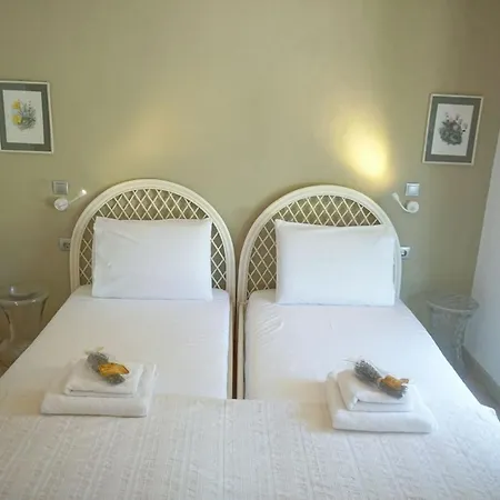 Delfini Villa, Beachfront 2-bdrm Maisonette *