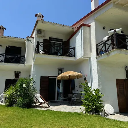 Delfini Villa, Beachfront 2-bdrm Maisonette *