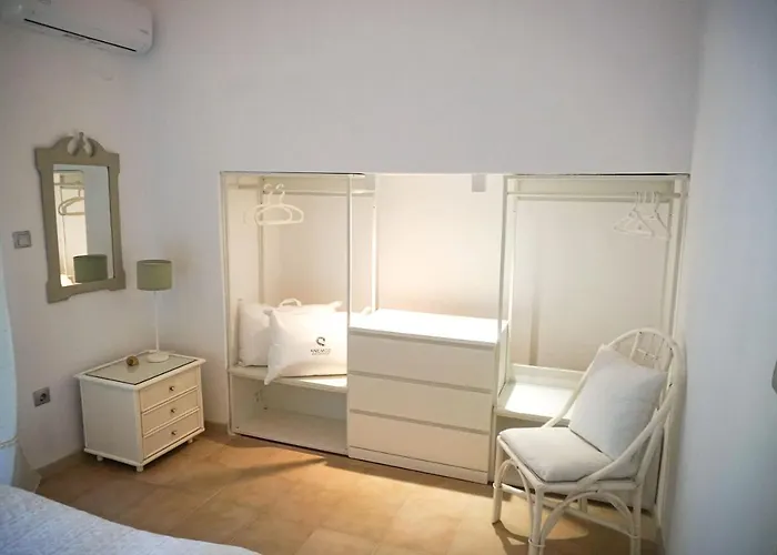 Delfini Villa, Beachfront 2-bdrm Maisonette