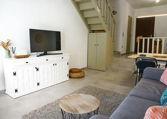 Delfini Villa, Beachfront 2-bdrm Maisonette