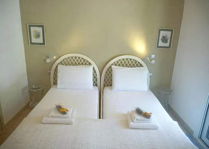 Delfini Villa, Beachfront 2-bdrm Maisonette *