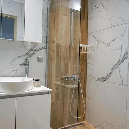 Delfini Villa, Beachfront 2-bdrm Maisonette *