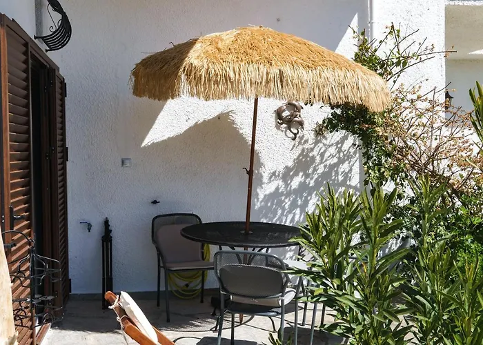Delfini Villa, Beachfront 2-bdrm Maisonette