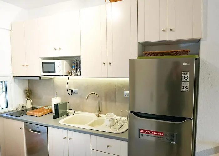 Delfini Villa, Beachfront 2-bdrm Maisonette Poszídi